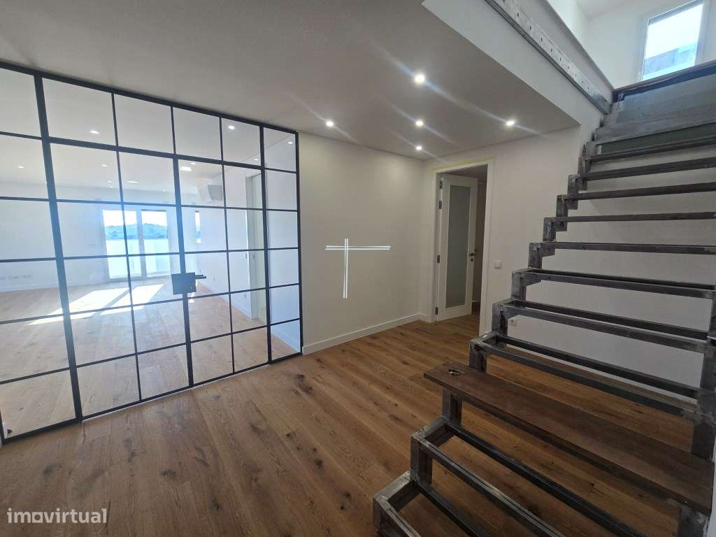 Apartamento T3 duplex, com varanda, terraço, arrecadação e parqueam... - Grande imagem: 5/48