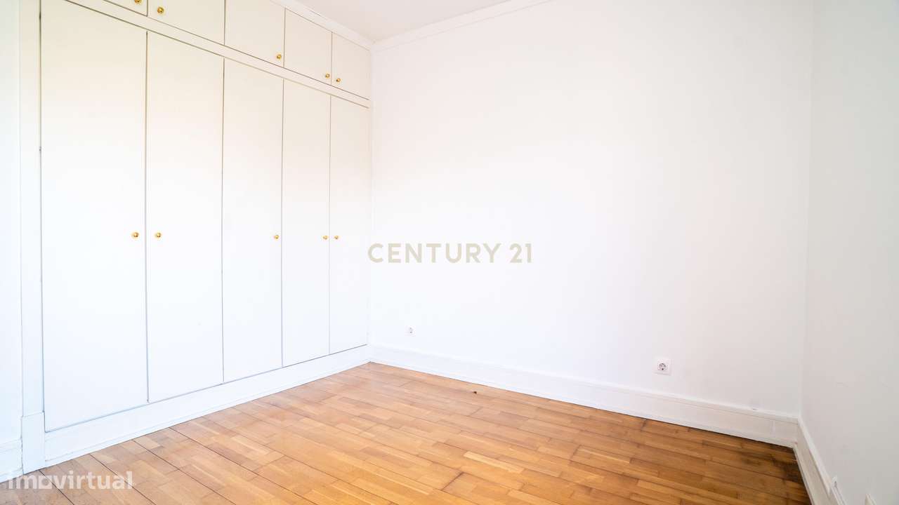 Apartamento T3 com Vista Mar – 5º Andar – A Dois Passos do Casino Esto-21