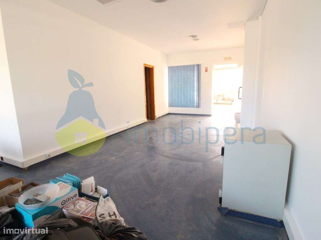 Loja Comercial com 55 m² e 2 Lugares de Garagem - Urbanização Quint...-6