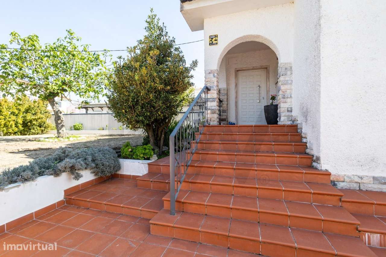 MORADIA T4 em Gaveto e 2 Apartamentos Independentes – Charneca da Capa - Grande imagem: 5/60