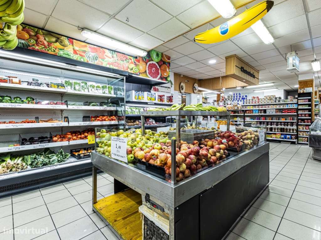 Supermercado em funcionamento no centro de Albufeira-16