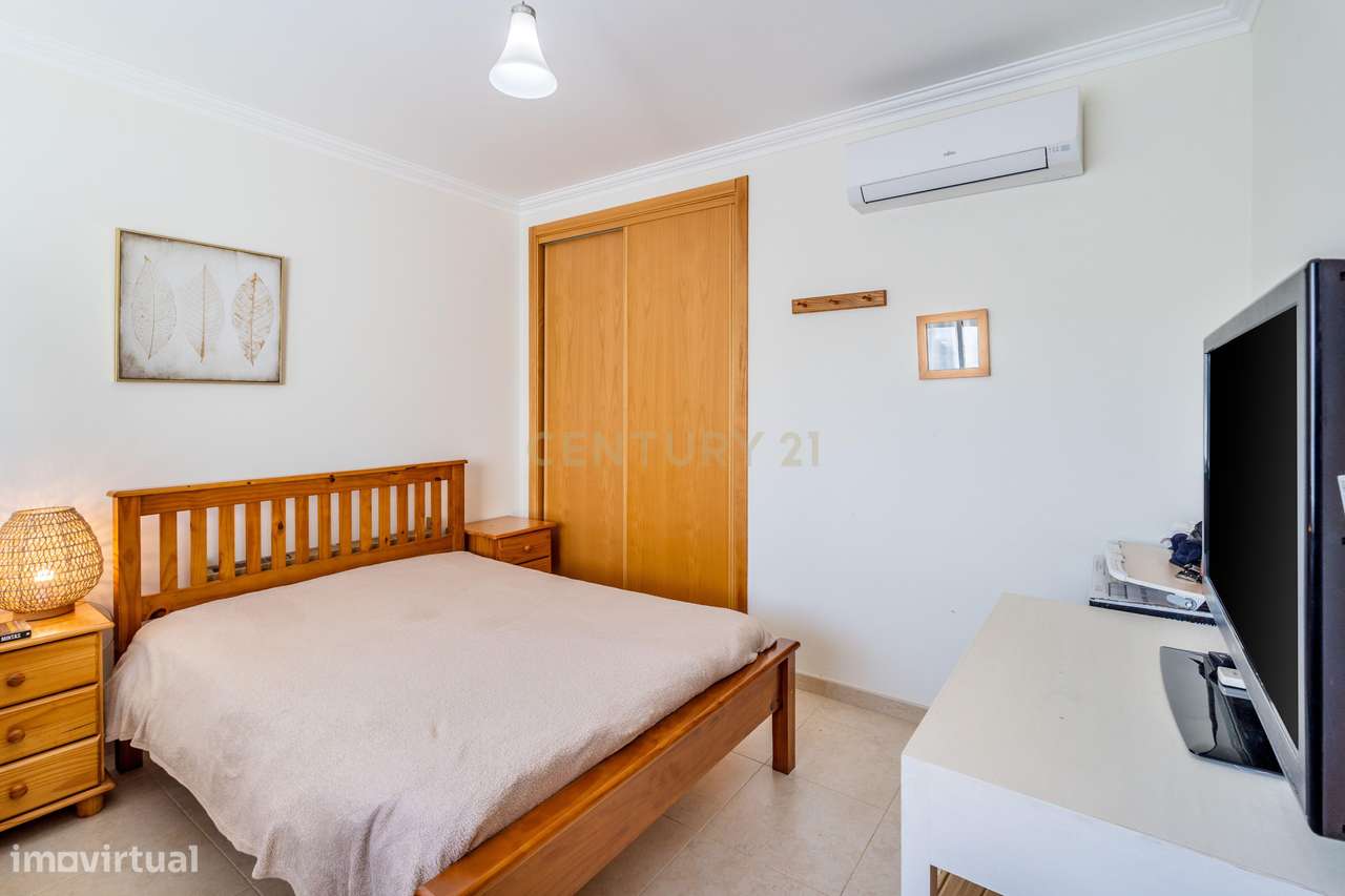 Excelente apartamento T2 com varanda ampla, piscina e campo de ténis.-10