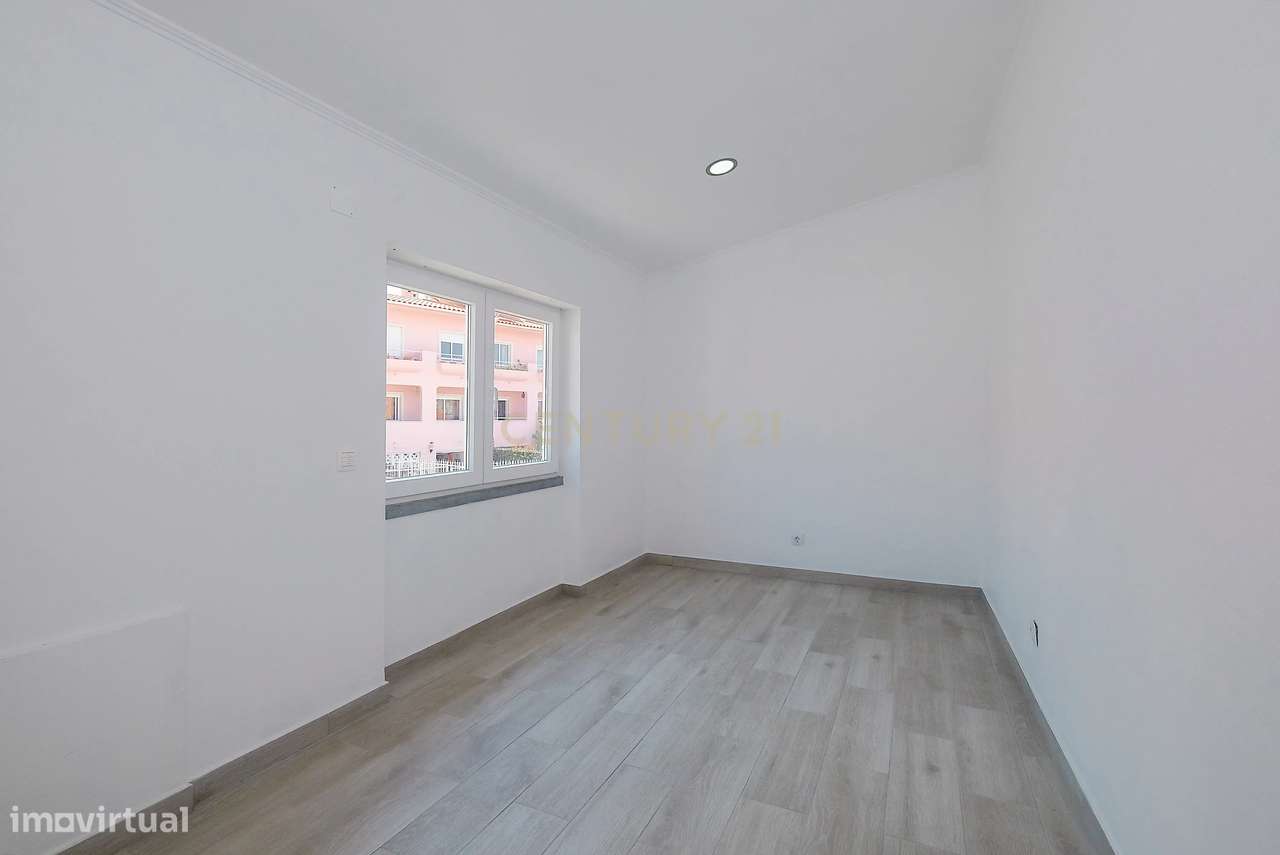 Moradia T4 Renovada no Estoril | Conforto, Espaço e Excelente Localiza-35