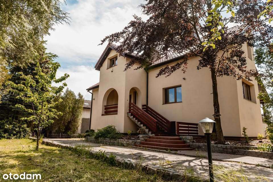 Piękny duży dom w cichej i spokojnej okolicy !-0
