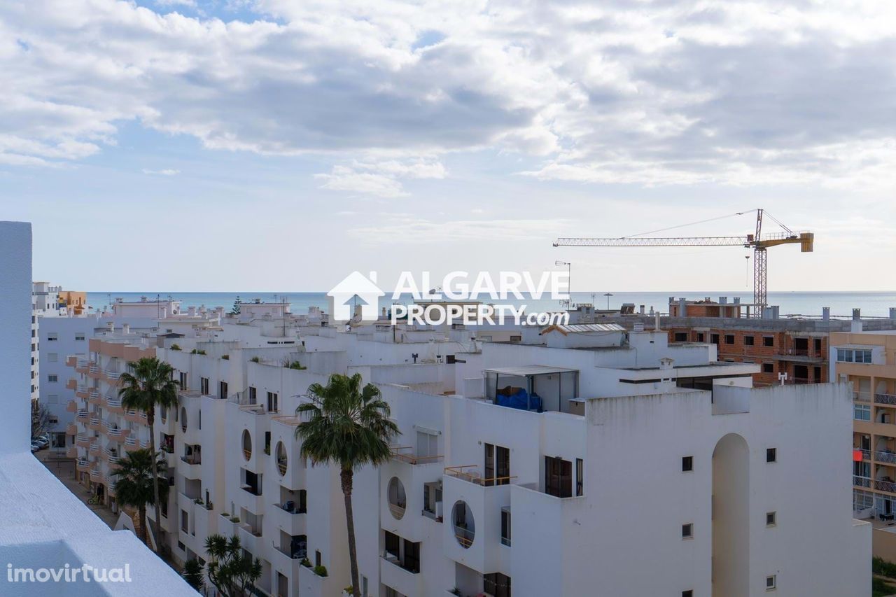 Apartamento T1 no Último Andar com Vista Mar em Quarteira, Algarve