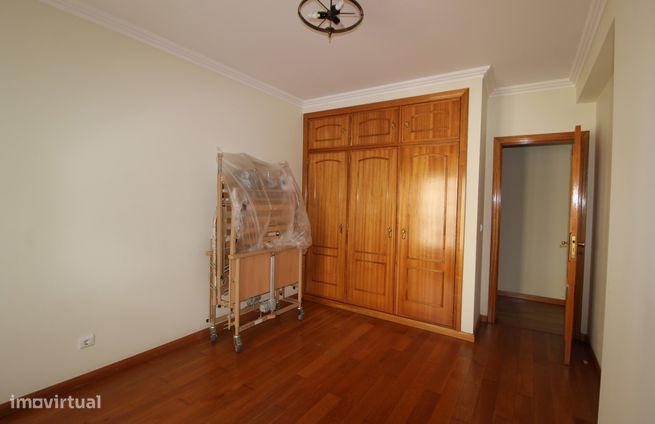 Apartamento com 4 assoalhadas situado no centro de Mem Martins-13