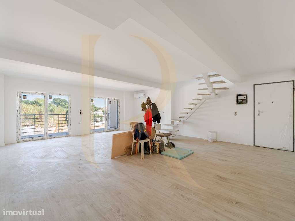 Apartamento T3 duplex com parqueamento e arrecadação em condomínio ...-0