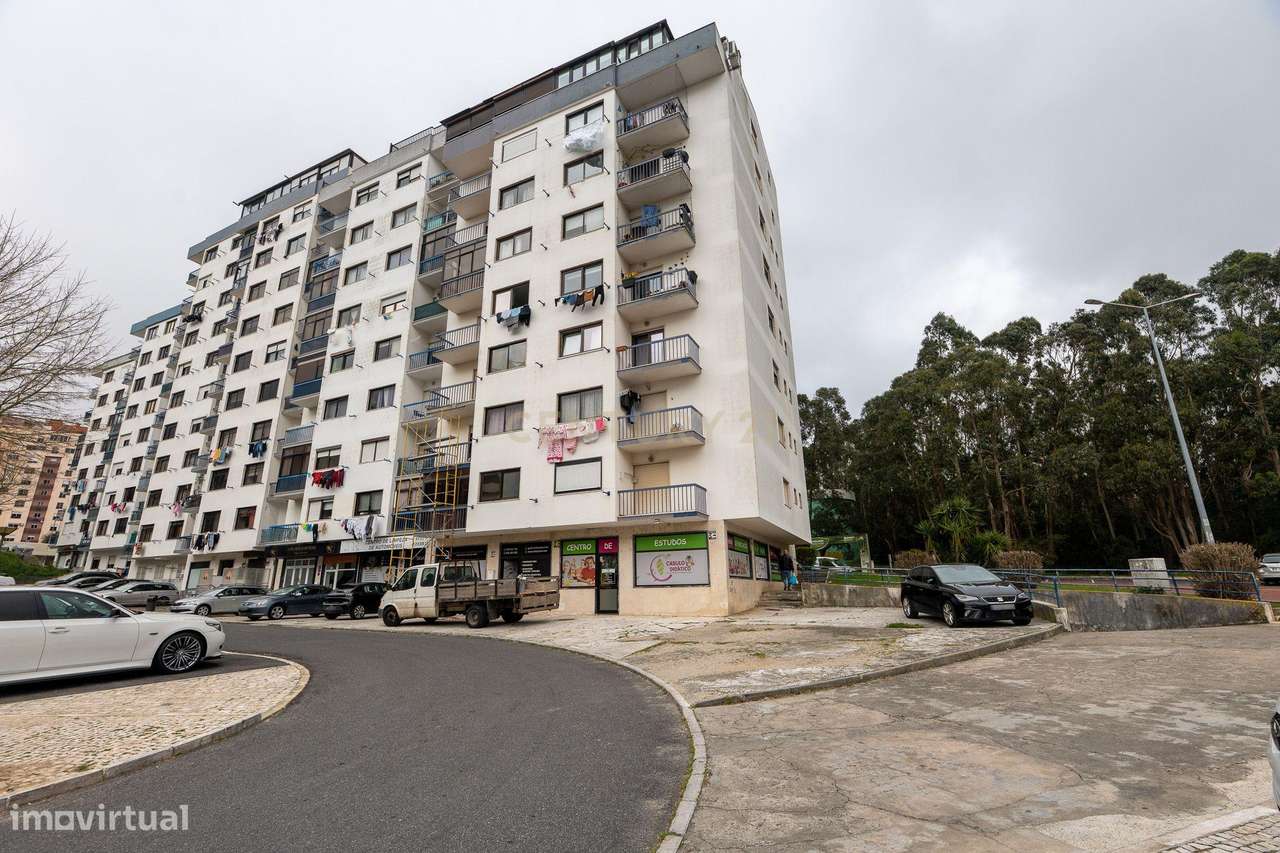Apartamento de tipologia T2, com box e varandas, localizado em Rio de-31