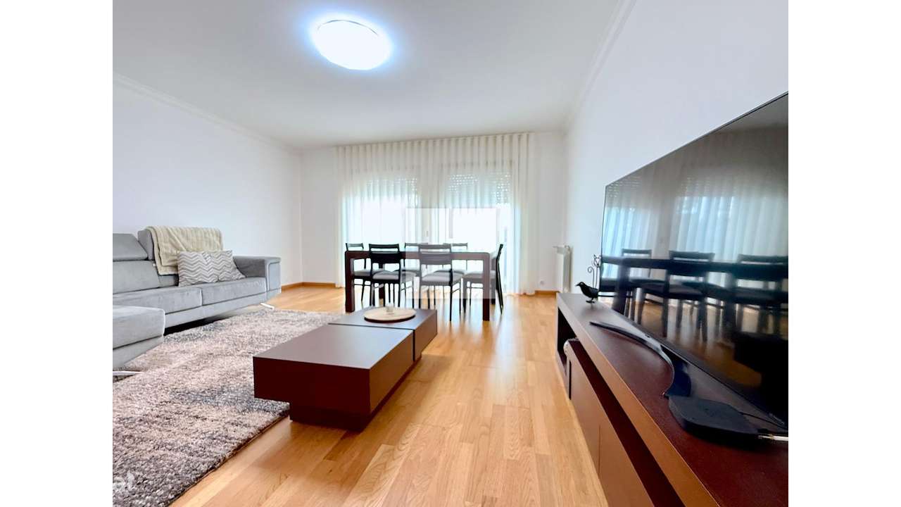 Apartamento T3 c/ Terraço e Garagem-4