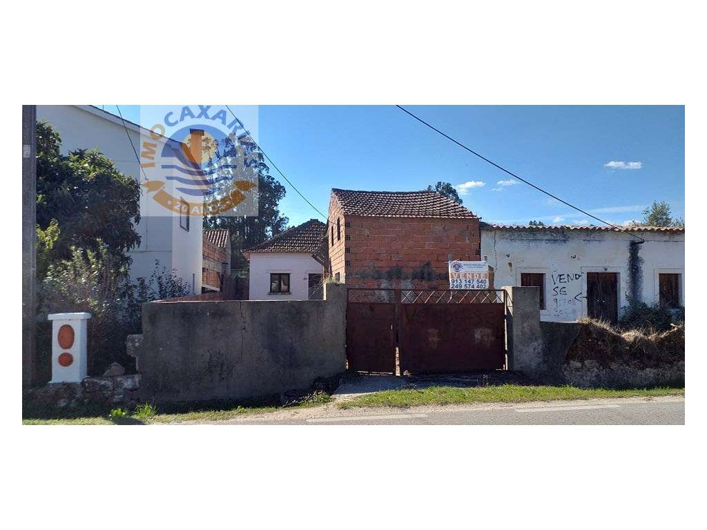 Moradia para restauro, com anexos e terreno logradouro. - Grande imagem: 1/3