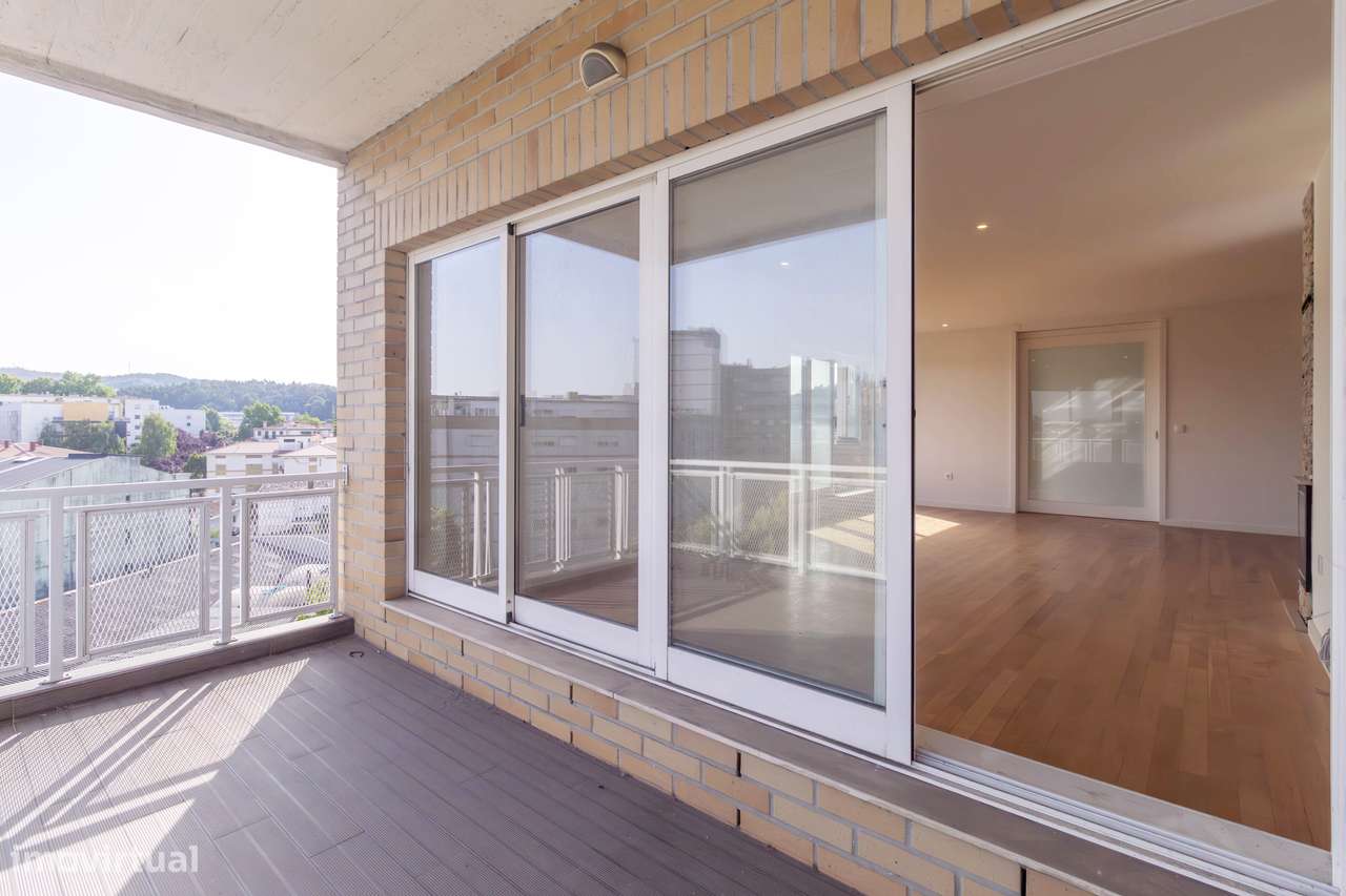 Apartamento T3, excelentes áreas 240m2 + garagem 31m2 + arrumos 4m2-10