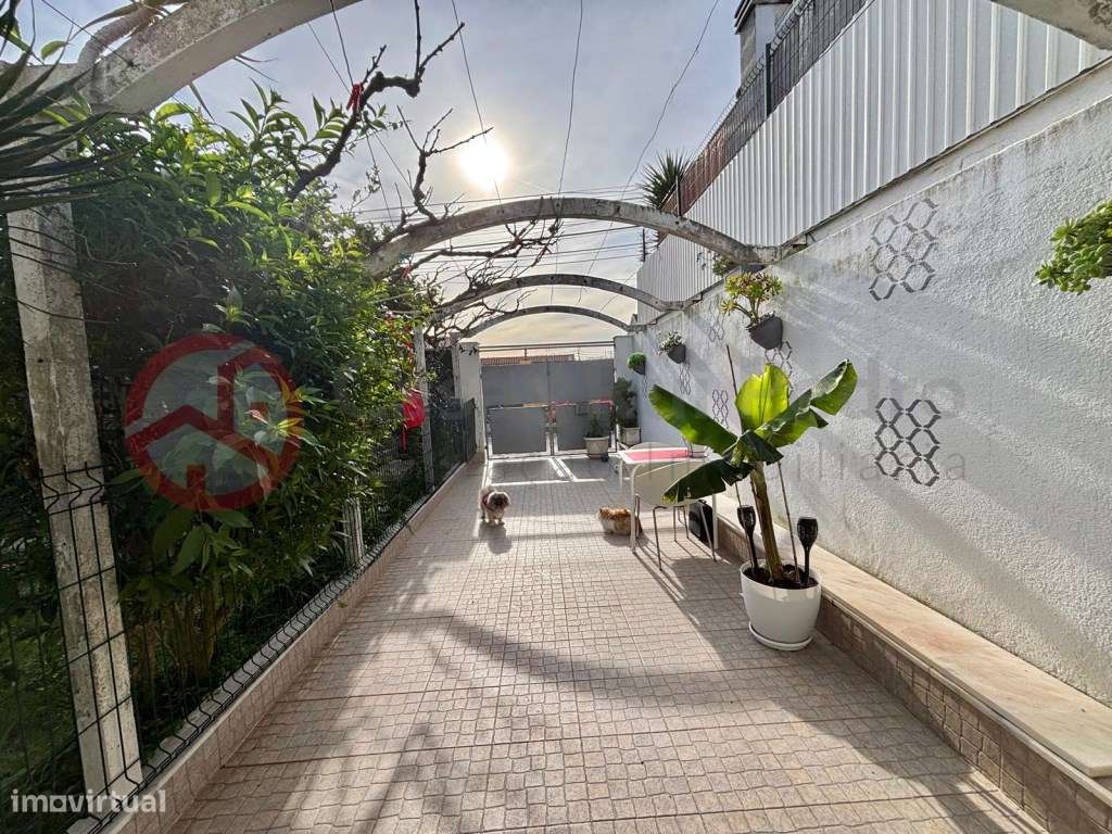 Moradia T2 com anexo, zona de lazer, na Charneca da Caparica-8