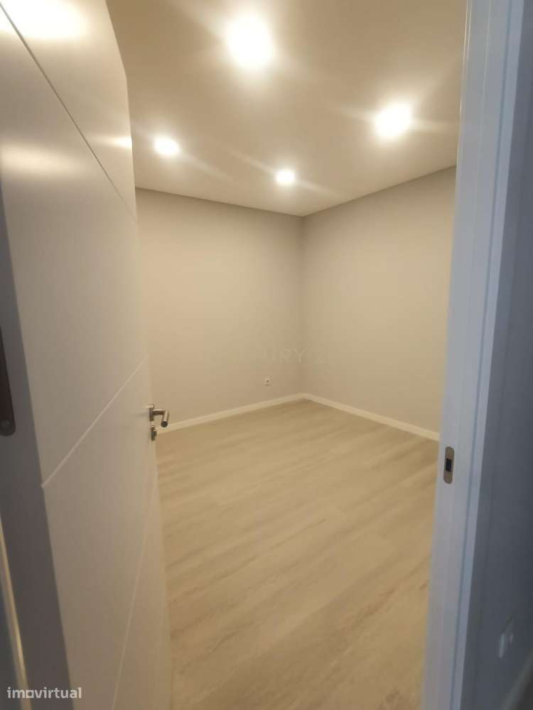 Apartamento T2 semi-novo, no Alto do Seixalinho, Barreiro-13