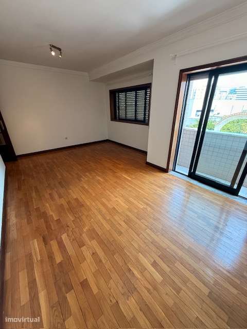Apartamento T2 com lugar de garagem no Porto - Ramalde-1