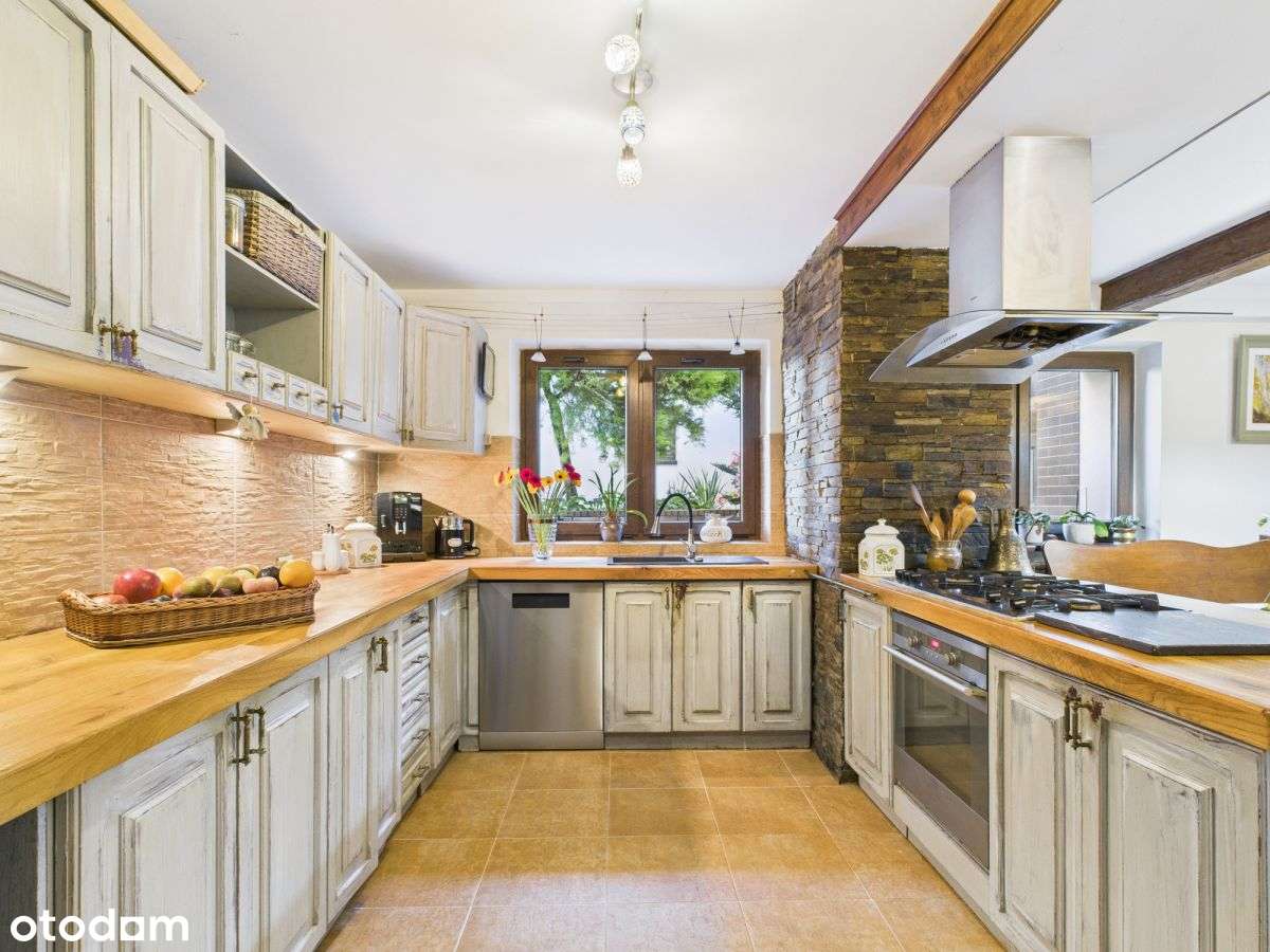 Wyjątkowy dom z garażem i przestronną działką-10