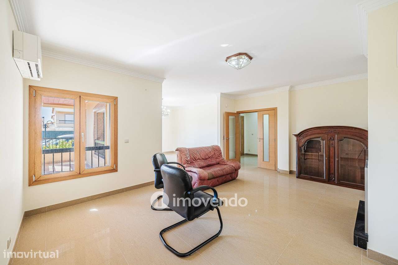 Moradia T4, com condomínio com piscina, em Almargem do Bispo-7