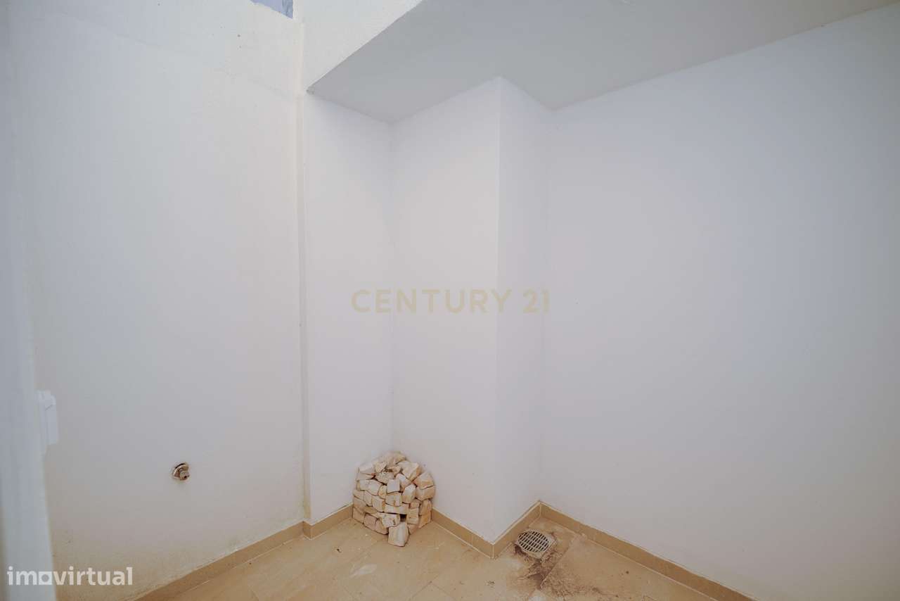 Prédio c/ 2 apartamentos (T1 e T2) com Pátio e Terraço - Centro Histór-22