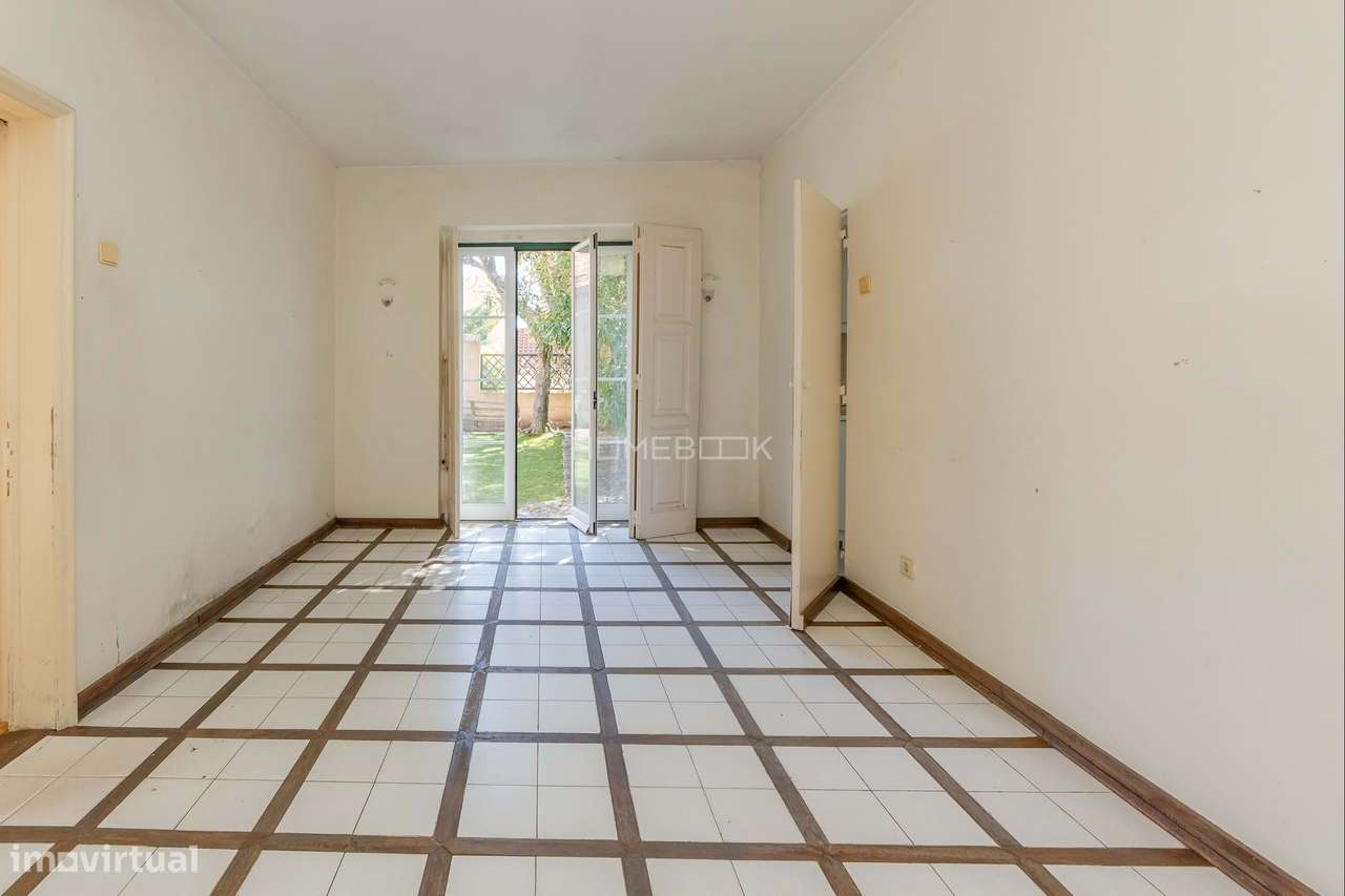Moradia T8, com amplo jardim, para remodelar ou requalificar - Grande imagem: 4/53