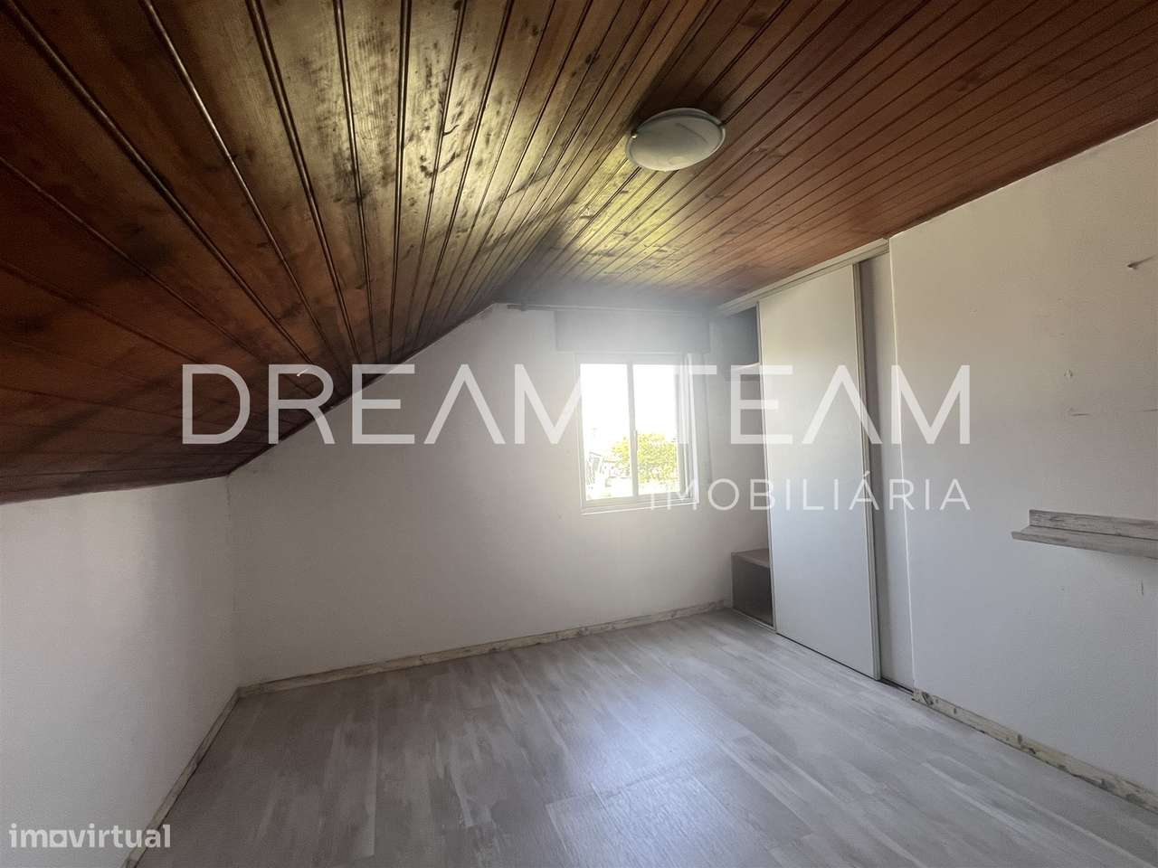 Moradia T4 Bifamiliar na Charneca da Caparica para Remodelação-25