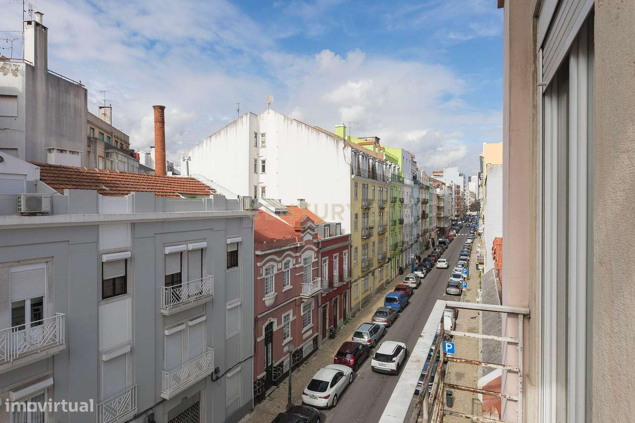 Prédio em propriedade Total | 3 Apartamentos T2+1 e Loja | Lisboa | A-4