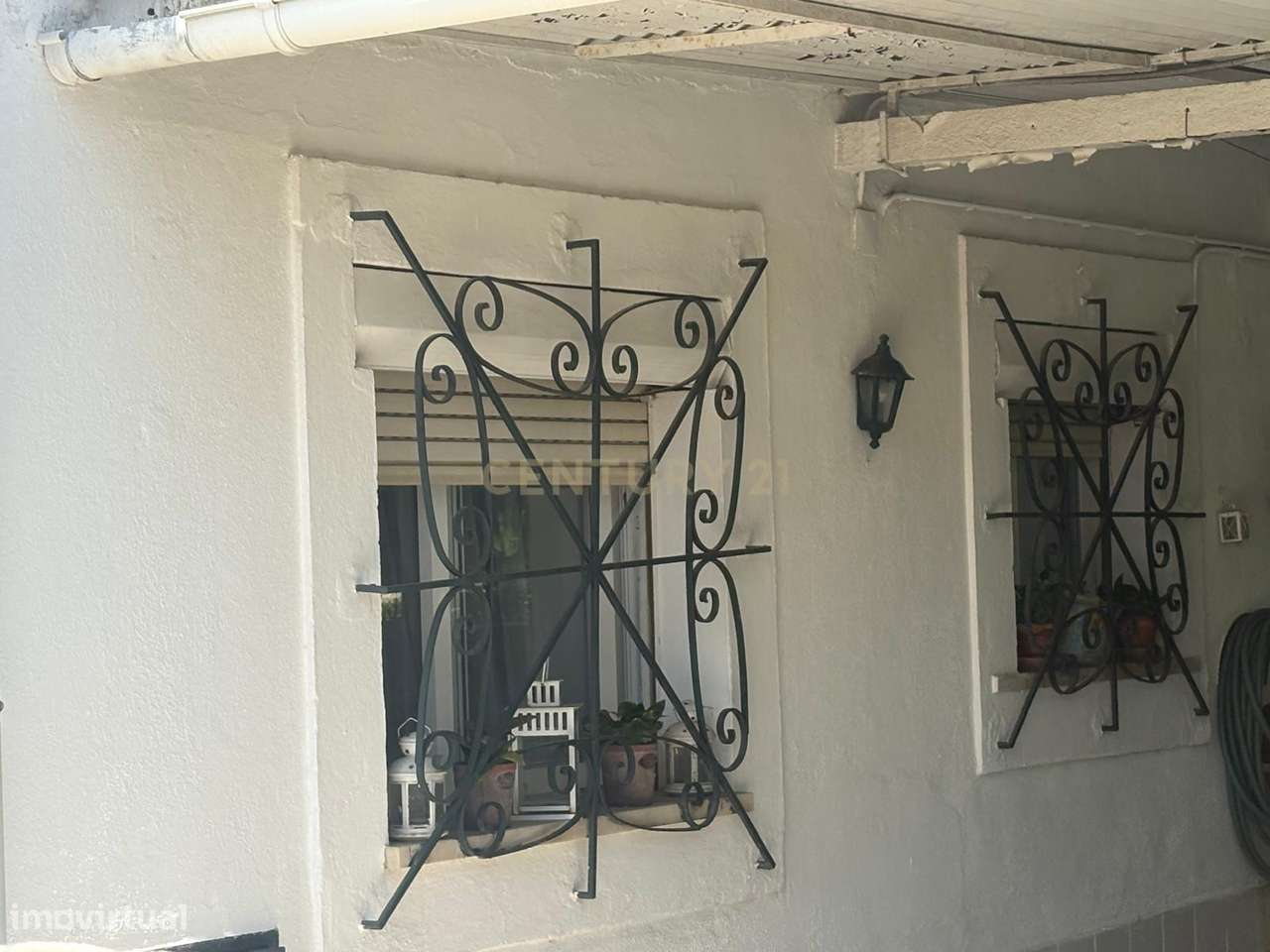 Moradia Geminada em Almada com Estacionamento e Luz Natural-7