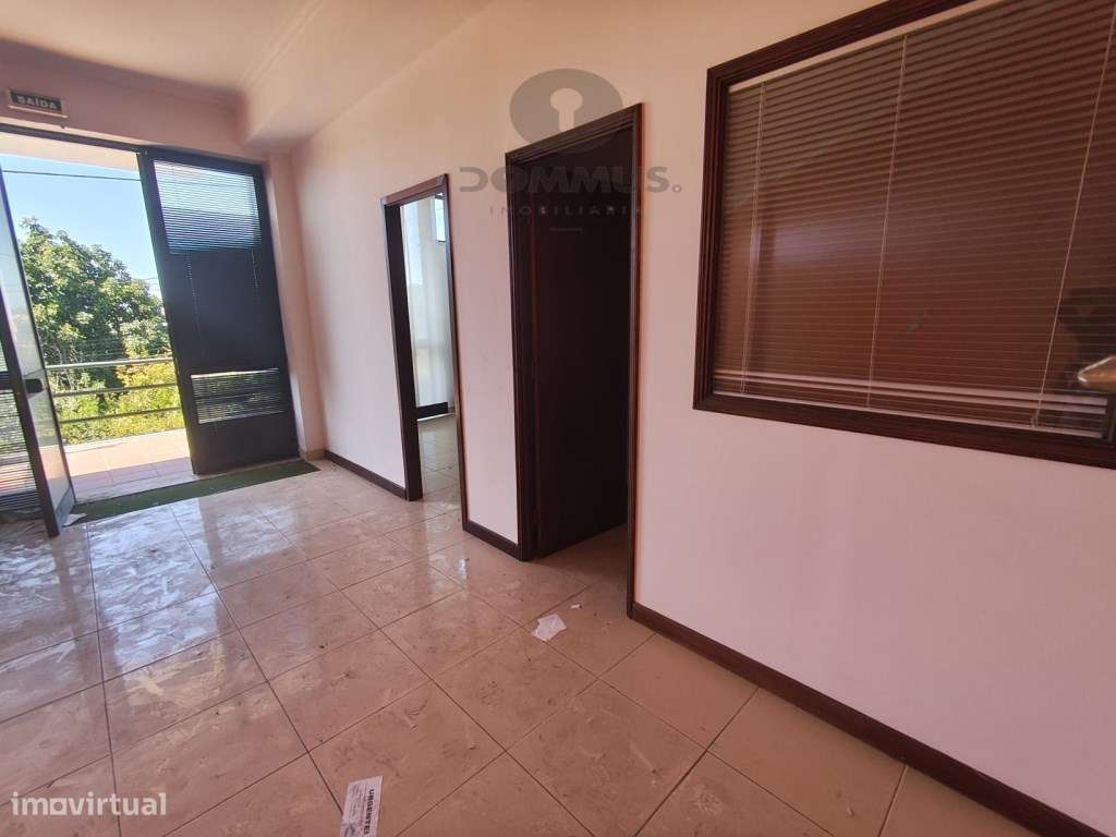 Loja C/ Parqueamento - Rio de Mouro - Grande imagem: 5/17