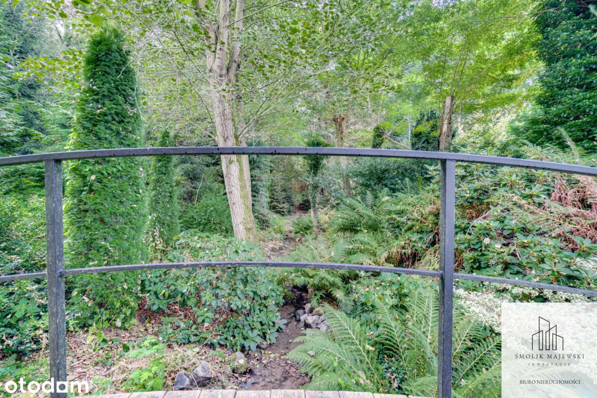 Rezydencja z basenem i pięknym ogrodem-16