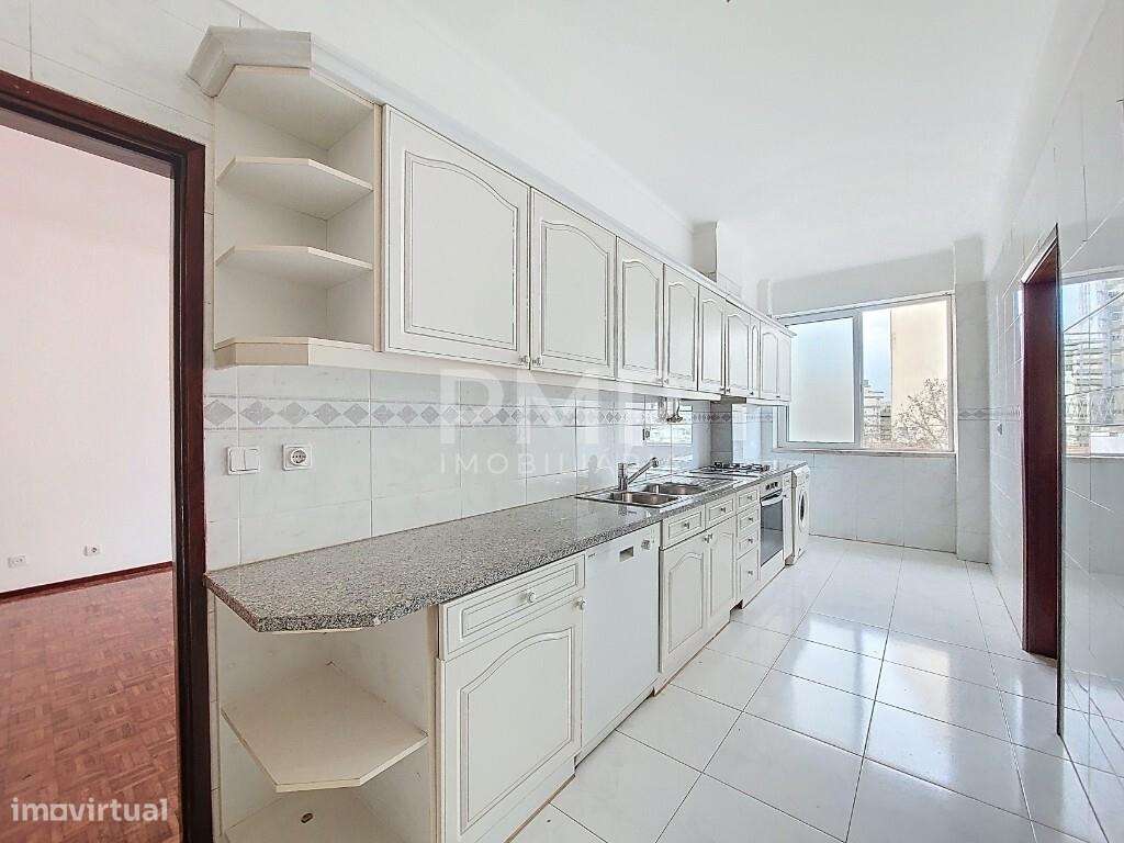 Vende-se Apartamento de 5 assoalhadas c/garagem e arrecadação junto ao - Grande imagem: 2/18
