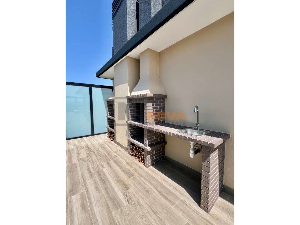 Apartamento T3 com Box para 3 Carros em Condomínio Privado com Piscina-16