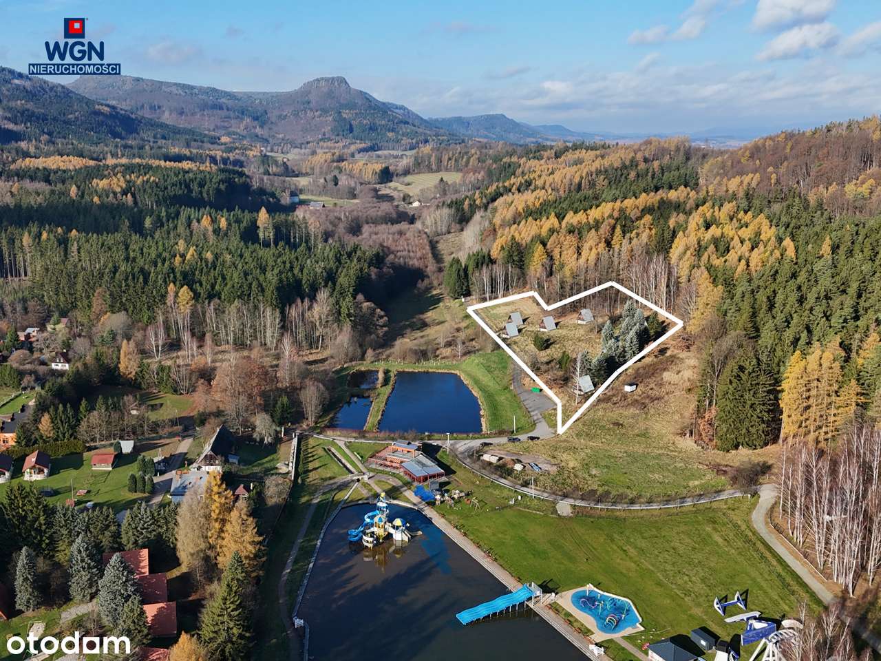 Grunt zabudowany 10-ma domkami nad jeziorem - na sprzedaż.-1