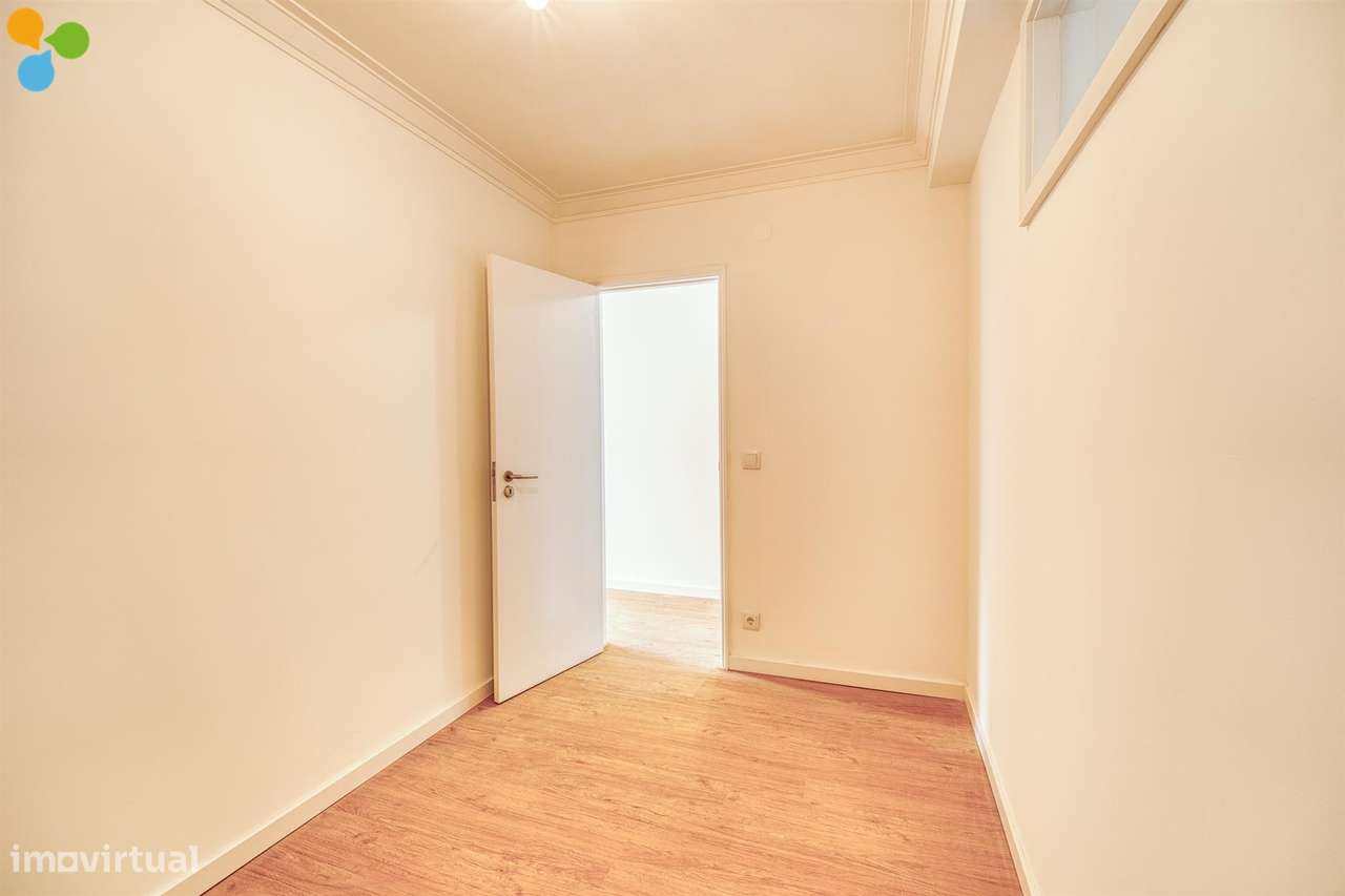 T2+1 Renovado com Varandas e Lugar de Garagem | Próximo da Rotunda da-13