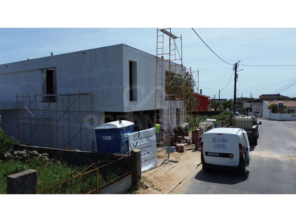 Moradia T4 com piscina, junto a Manique de cima-30