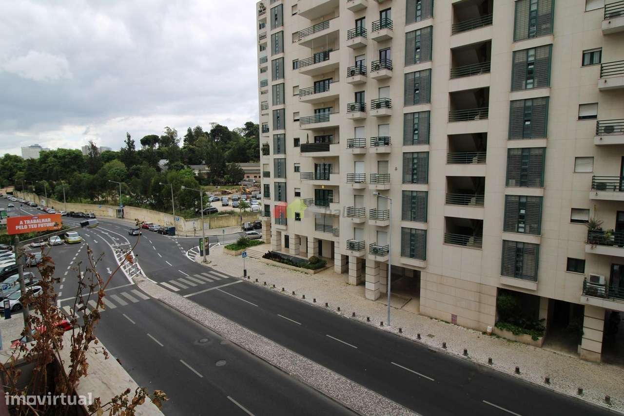 Apartamento T3 c/ garagem e arrecadação na Estrada da Luz-7