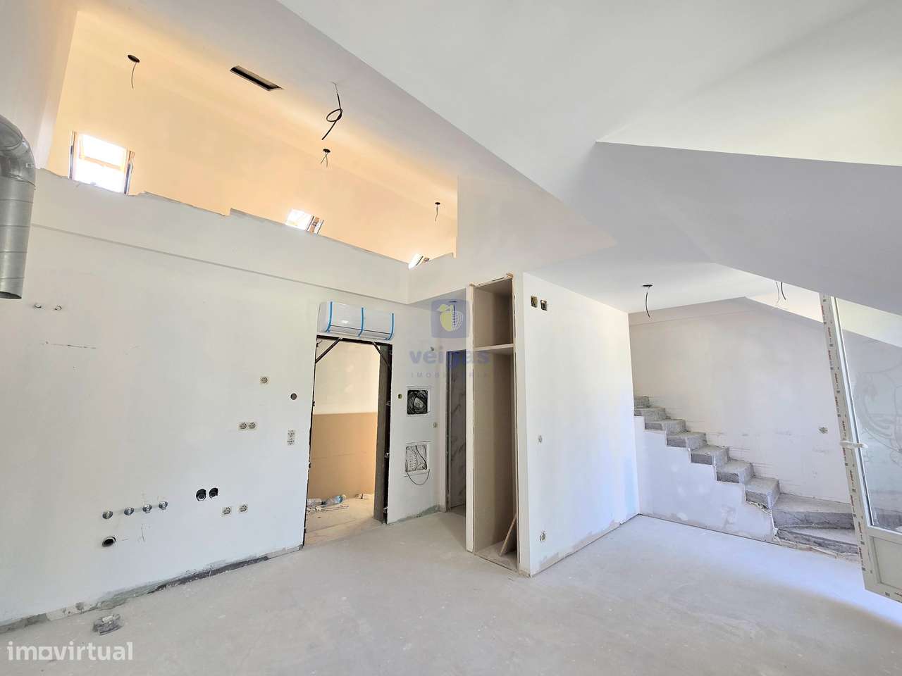 Apartamento T2 com terraço com duas frentes ao nível do RC no empreend-11