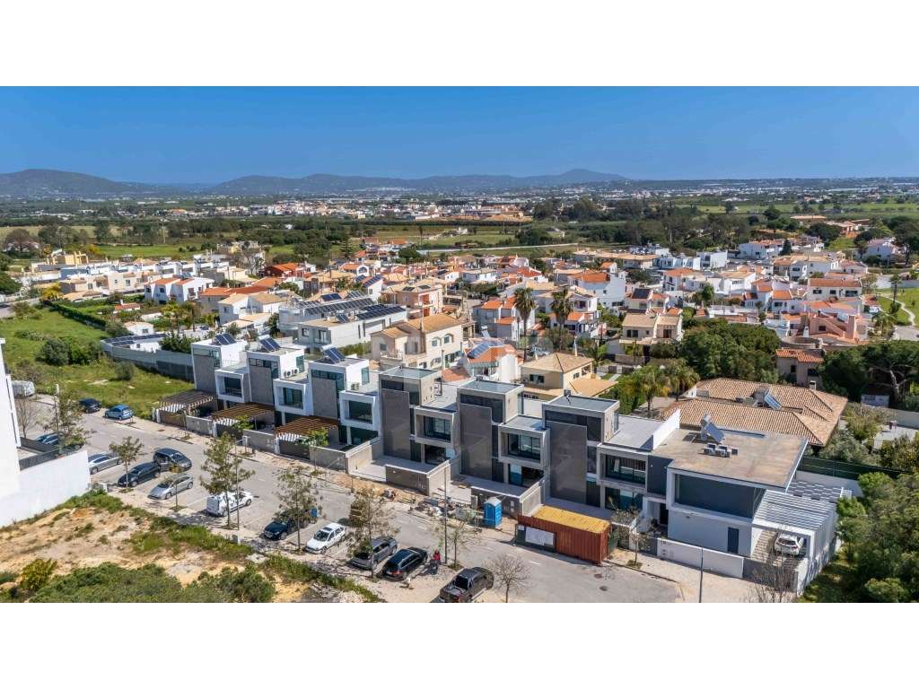 Moradias V3+1 com piscina | Gambelas - Design contemporâneo-0