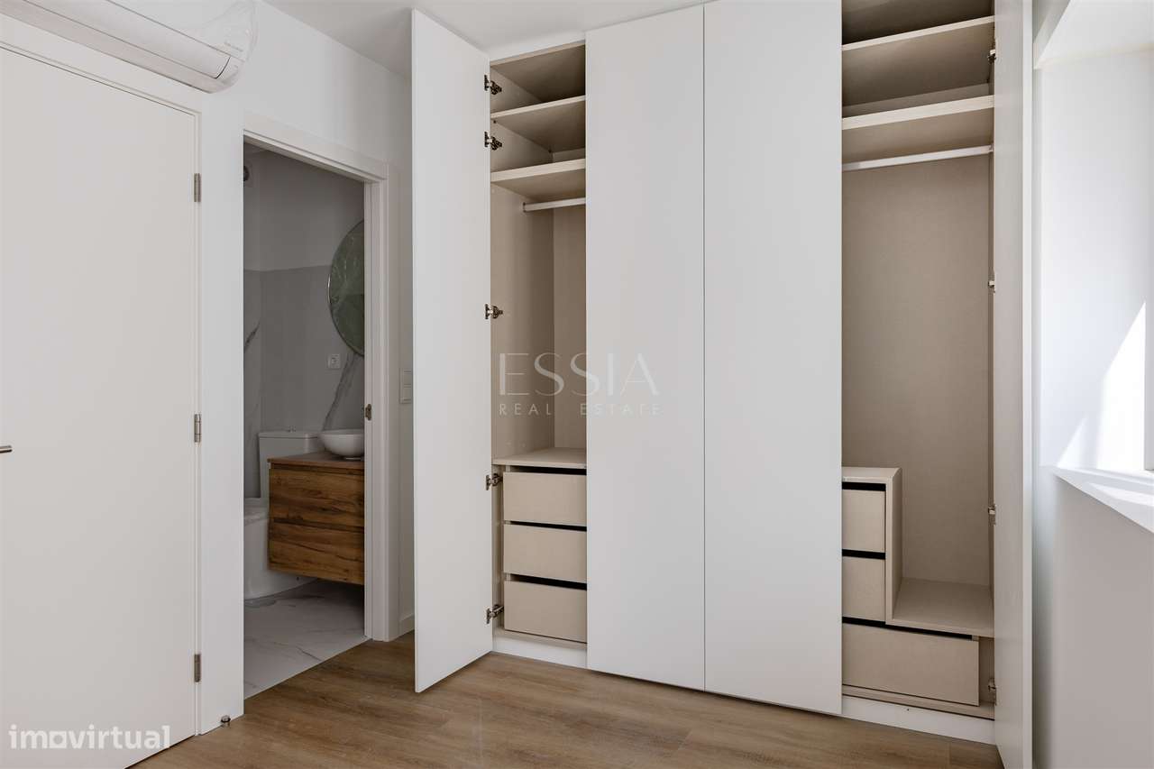 Marquês | Moradia Triplex T3+1 com 2 Garagens e Varandas-13