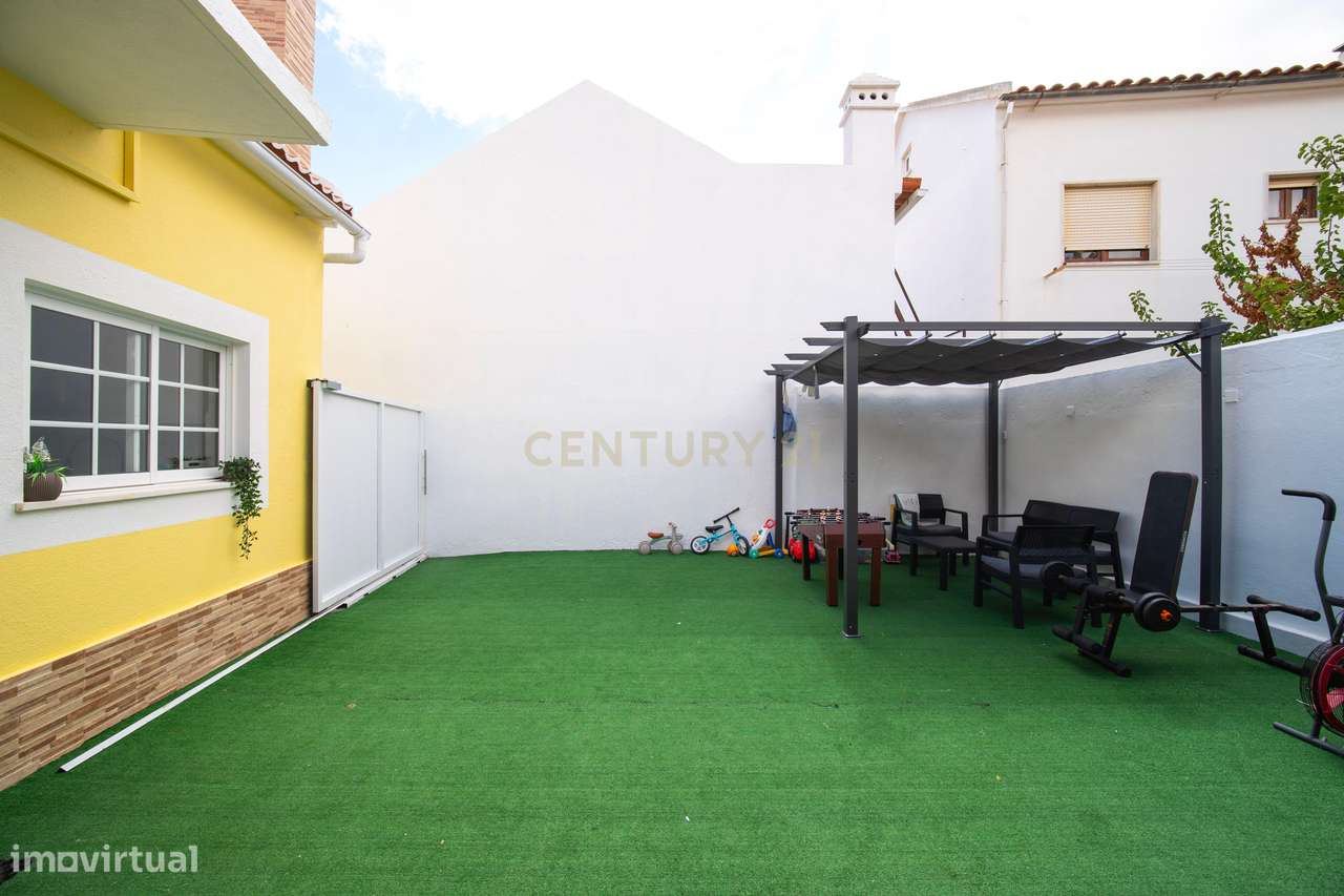 Moradia T2 Renovada, com 119 m² de Logradouro-21