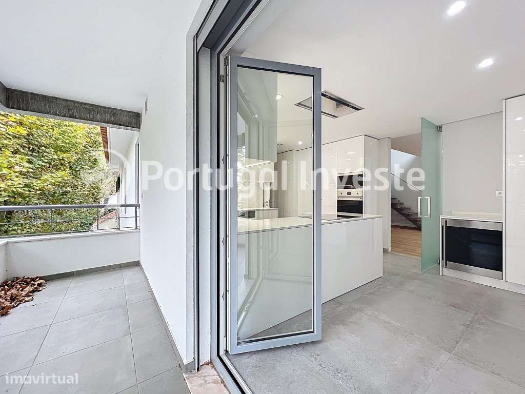 Sublime Duplex T4 com Mezanino no centro de Carcavelos-15