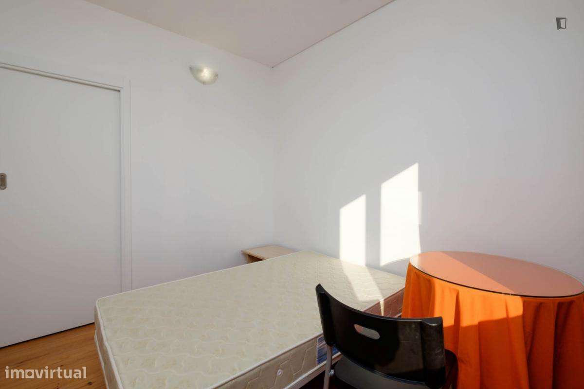 Quarto - localizado em Montes Claros Coimbra - Grande imagem: 5/7