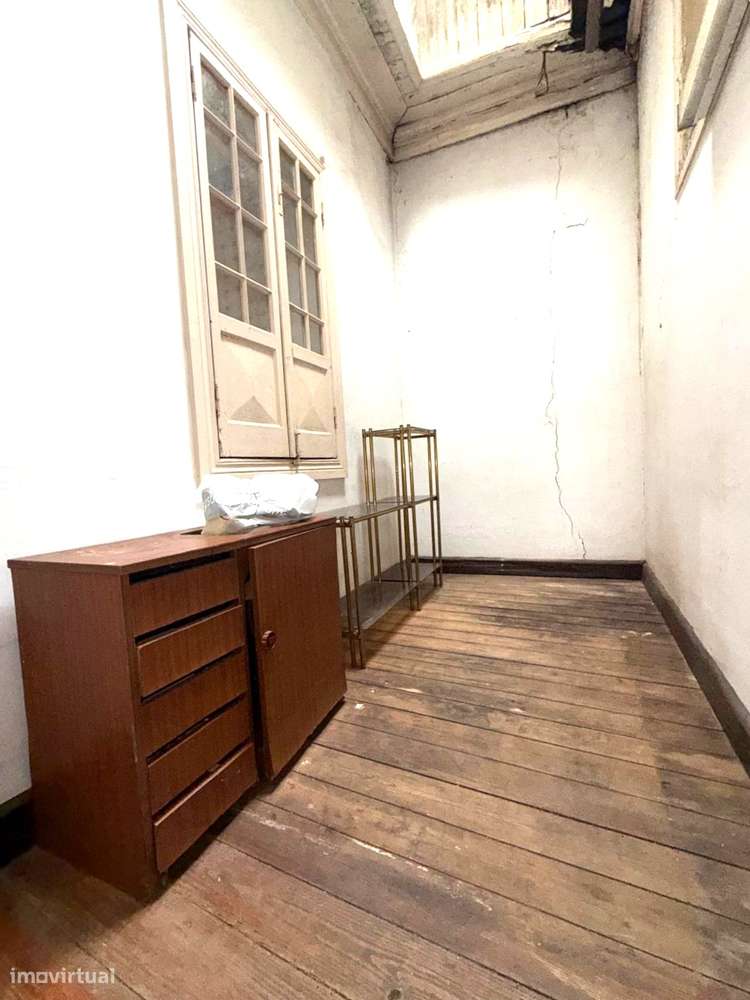 Moradia de Traça Apalaçada com Lojas  no Centro Histórico de Ovar-23