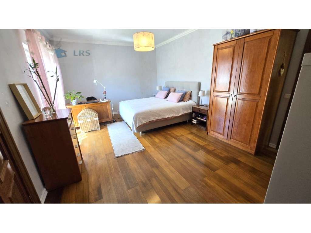 Moradia em Alcoitão - Excelente Oportunidade

Situada numa zona r...-24