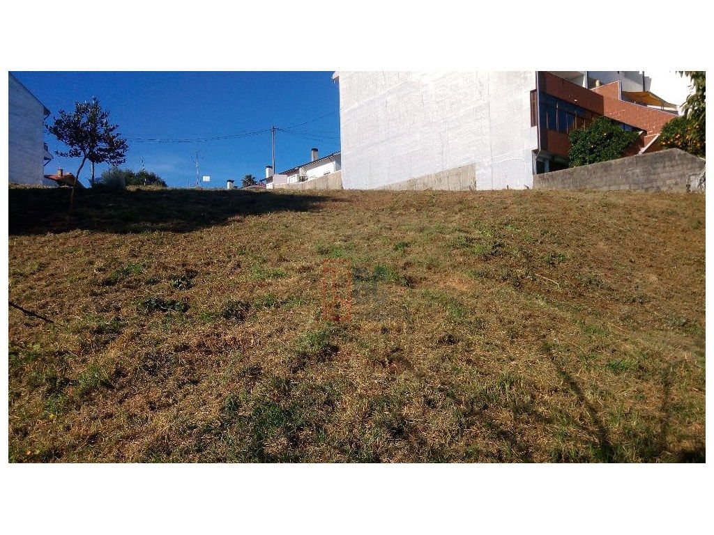 Terreno com 835 m2 na Urbanização da Estivada