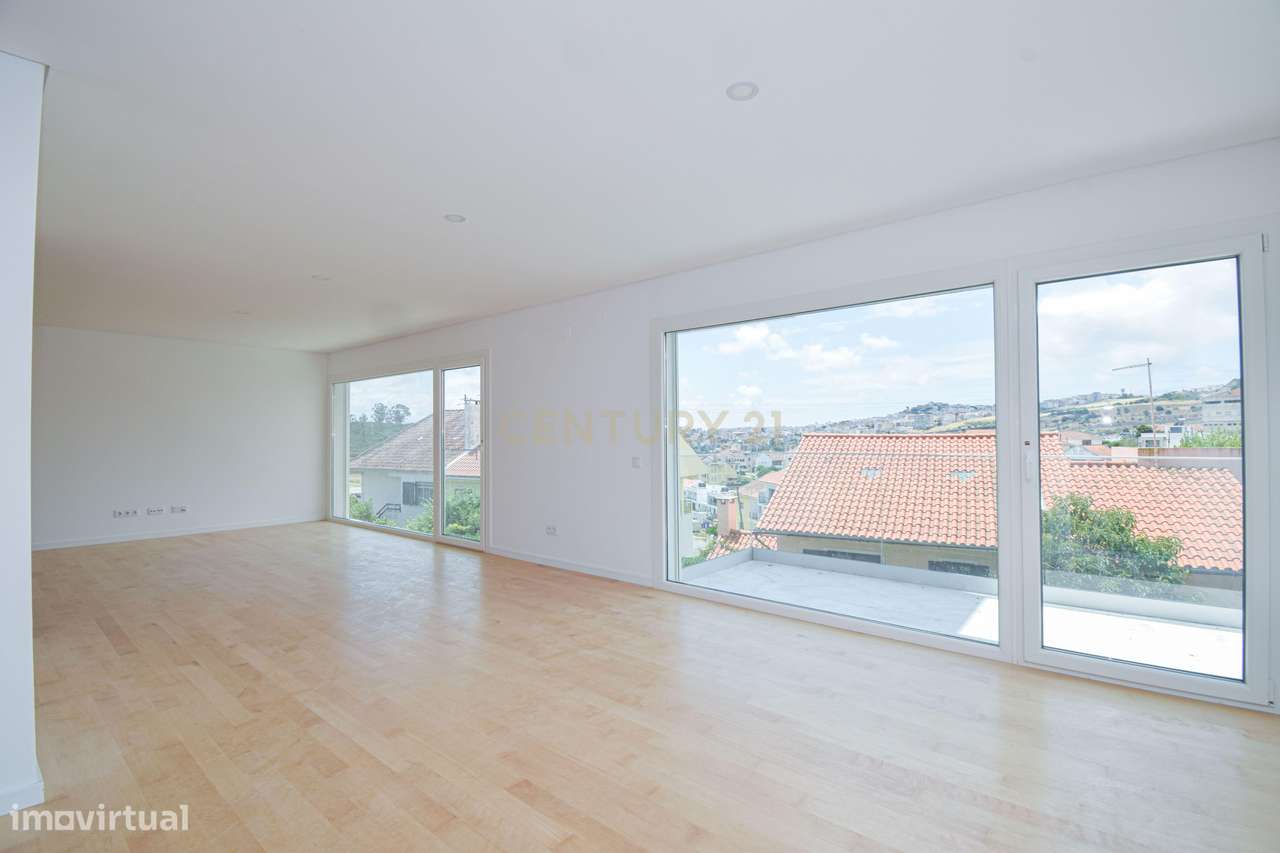 Moradia T4 de Arquitetura Moderna e Sustentável em Famões - Casal do R-6