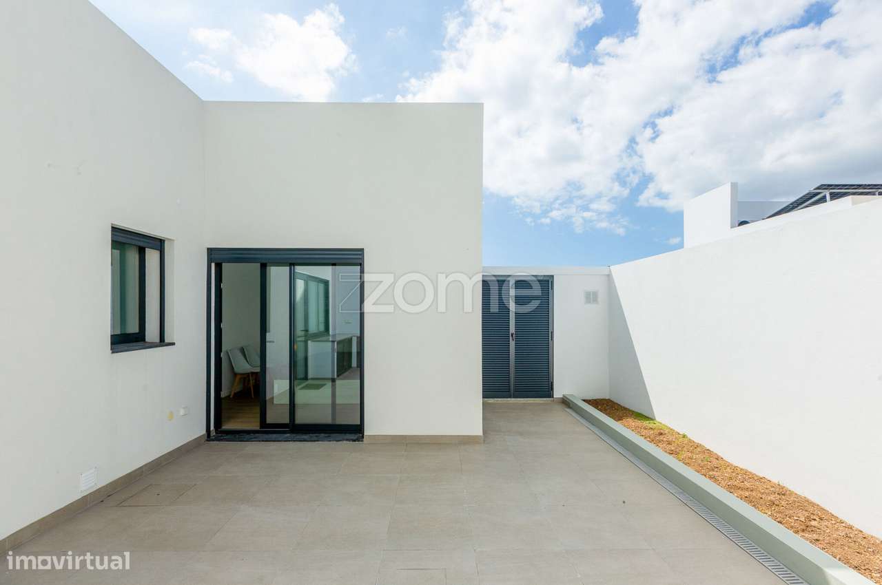 Moradia T3 Nova com Terraços Panorâmicos e Vista Mar na Atalhada-16