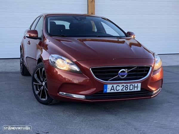 Volvo V40 2.0 D2 Momentum - 1