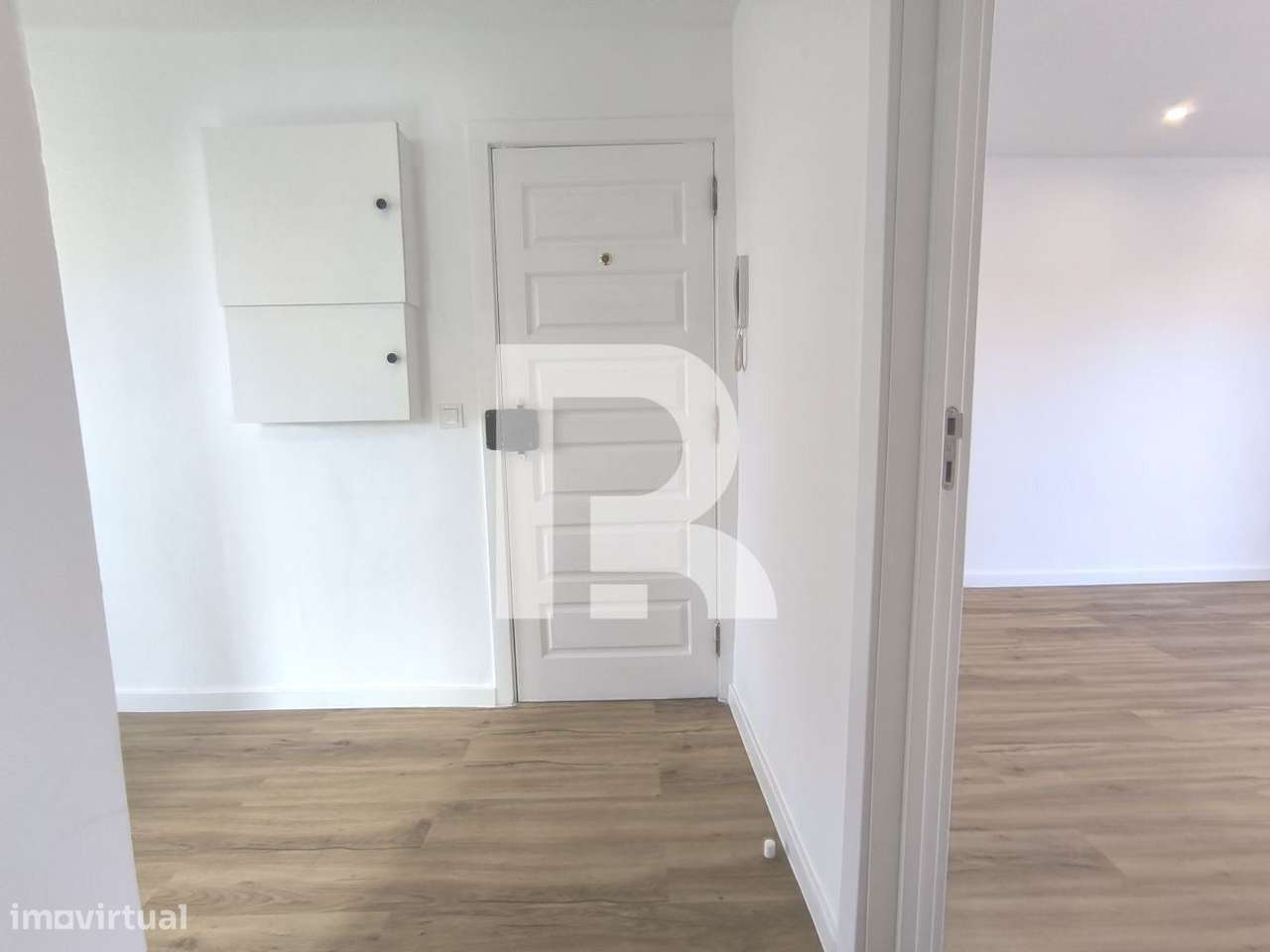 Apartamento T2 Remodelado em Camarate-12