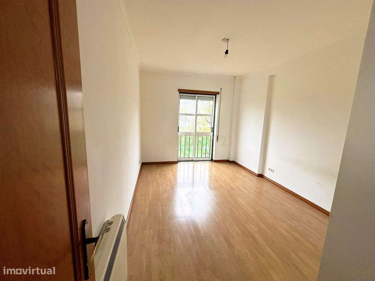 Apartamento T2 com Luz Natural e Localização Tranquila-6