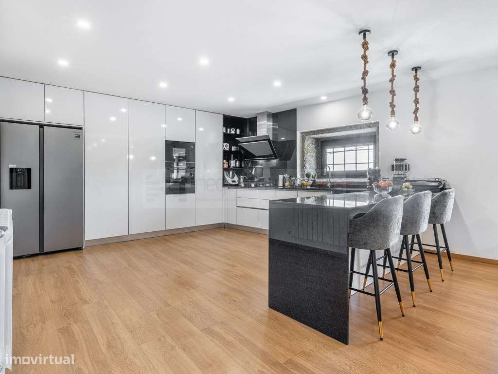 Propriedade Distinta com Piscina, Anexos, Poço de Água e Duas Fraçõ...-13