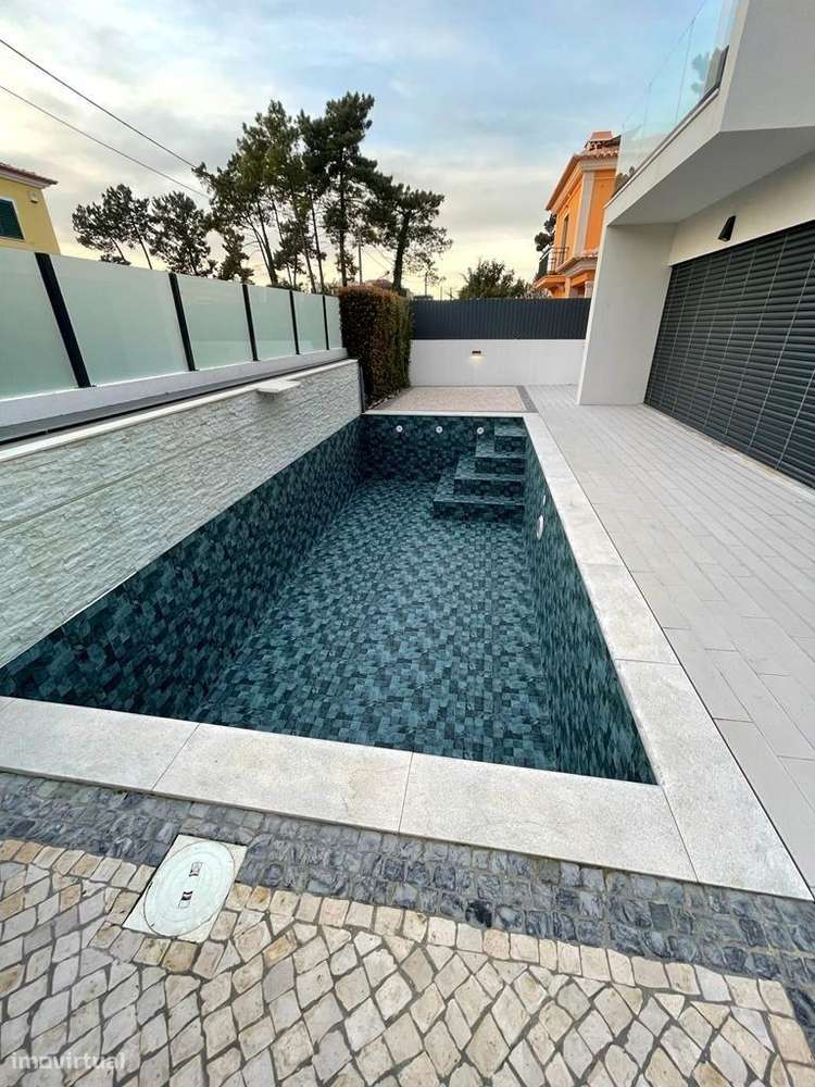 Moradia T4 com Piscina e Jardim na Aroeira, Almada-35