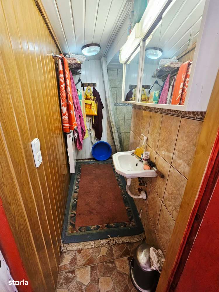 Casă spațioasă cu 9 camere în Strejnicu – pentru locuință, birouri - Imagine principală: 5/20